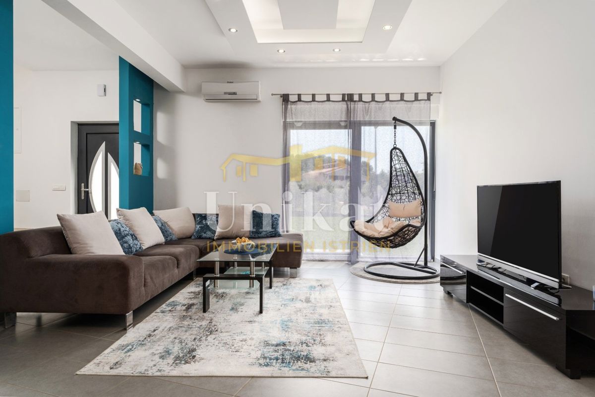 Moderna dvojna hiša s bazenom in pogledom na morje